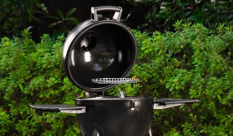 akorn-kamado-gril-na-drevene-uhlie-char-griller-otvoreny-v-zahrade – c